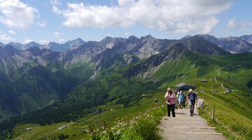Ein breiter Weg führt von der nahen Seilbahnstation zum Gipfel.