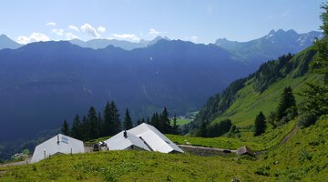 Herrlicher Blick über die Sölleralpe auf die gegenüberliegende Bergkette.