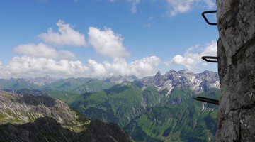 Eisenstufen am Nördlichen Schafalpenkopf vor einer beeindruckenden Kulisse
