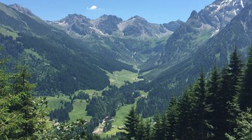 Oberer Höhenweg mit Blick auf die 3-Schafalpköpf