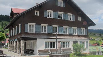 Schul- und Mesnerhaus