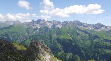 Eindrucksvoller Blick von der Fiderescharte auf den Allgäuer Hauptkamm, in der Mitte Trettachspitze und Mädelegabel
