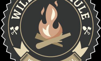 A logo of the Wilderness School Kleinwalsertal. It shows a fire over logs and symbolizes adventure in nature. | © Wildnisschule Kleinwalsertal Logo