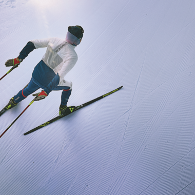 A skier glides down a perfectly groomed slope. The clear, snow-covered surroundings radiate calm and focus. | © @Oliver Farys | Kleinwalsertal Tourismus