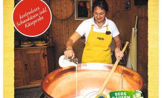 Ein Werbeplakat für eine Schaukäseveranstaltung mit Alpensennerei. Es zeigt eine Frau in einer traditionellen Tracht, die Käse in einem großen Kessel herstellt. | © Schönegger Käsealm