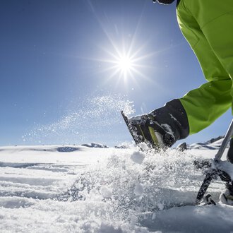 © Kleinwalsertal Tourismus | Dominik Berchtold A sunny day in the snow with a person working in the snow with a ski pole. In the background, another person can be seen. | © Kleinwalsertal Tourismus | Dominik Berchtold