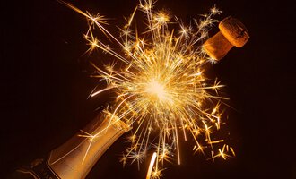 © Myriams-Fotos | Pixabay A champagne bottle with a bubbling cork and sparks that sparkle. A festive sight full of joy and celebration. | © Myriams-Fotos | Pixabay