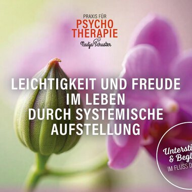 A blossom with a bud in the foreground and soft colors in the background. The text refers to systemic constellations and joy of life. | © Psychotherapeutische Praxis – PTH Nadja Schuster