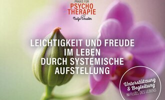 A blossom with a bud in the foreground and soft colors in the background. The text refers to systemic constellations and joy of life. | © Psychotherapeutische Praxis – PTH Nadja Schuster
