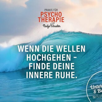 © Psychotherapeutische Praxis – PTH Nadja Schuster A powerful breaker in the ocean, symbolizing peace and serenity. The text encourages finding inner calm in difficult times. | © Psychotherapeutische Praxis – PTH Nadja Schuster