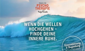 © Psychotherapeutische Praxis – PTH Nadja Schuster A powerful breaker in the ocean, symbolizing peace and serenity. The text encourages finding inner calm in difficult times. | © Psychotherapeutische Praxis – PTH Nadja Schuster
