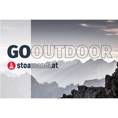 An impressive mountain landscape in the background with gentle hills and a gray sky. In the foreground is the inscription "GO OUTDOOR" as well as the logo of stoamandl.at. | © stoamandl