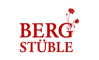 Das Logo zeigt den Schriftzug „BERG STÜBLE“ in roter Schrift. Es sind stilisierte Blumenverzierungen neben dem Text zu sehen. | © Bergstüble Riezlern Logo