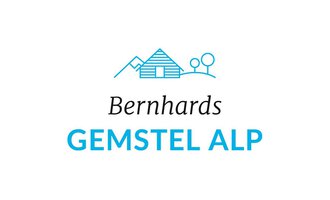 Das Logo zeigt eine stilisierte Berghütte, Bäume und Berge. Die Schriftzüge "Bernhards" und "GEMSTEL ALP" sind klar und modern gestaltet. | © Bernhards Gemstelalp Mittelberg Logo