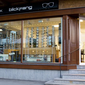 Ein Optikgeschäft mit großen Fenstern und einer Auswahl an Sonnenbrillen. Der Laden trägt das Schild "blickfang" und ist modern gestaltet. | © Blickfang | Michael Stumpe