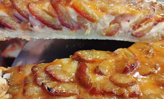 © Kleinwalsertal Tourismus | N. Lughammer A delicious fruit cake with a plum topping and a shiny glaze. The cake has a crispy edge and looks very inviting. | © Kleinwalsertal Tourismus | N. Lughammer