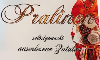 © Kleinwalsertal Tourismus | N. Lughammer An appealing image of chocolates in a decorative packaging. The text emphasizes that they are homemade and made from exquisite ingredients. | © Kleinwalsertal Tourismus | N. Lughammer