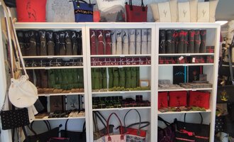 © Chrömle Schönes aus Filz | N. Lughammer Ein Regal mit verschiedenen Taschen in verschiedenen Farben und Formen. Die Taschen sind ordentlich angeordnet und bieten eine vielfältige Auswahl. | © Chrömle Schönes aus Filz | N. Lughammer