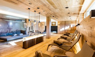 © Genuss- & Aktivhotel Sonnenburg | Werner Krug Ein eleganter Wellnessbereich mit Holzverkleidung und modernen Liegestühlen. Der Raum ist hell und bietet eine entspannende Atmosphäre. | © Genuss- & Aktivhotel Sonnenburg | Werner Krug