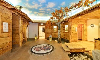 © Hotel Alpenstüble Appartements | Manuel Riezler Ein gemütlicher Wellnessbereich mit Holzverkleidungen und einer schönen Baumdekoration. Die Decke zeigt einen klaren Himmel, der eine entspannende Atmosphäre schafft. | © Hotel Alpenstüble Appartements | Manuel Riezler