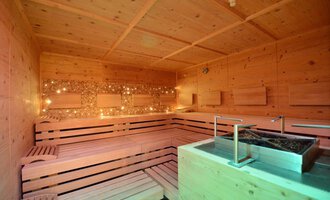 © Hotel Alpenstüble Appartements | Manuel Riezler Eine gemütliche Sauna mit Holzbank und sanfter Beleuchtung. Der Raum strahlt Entspannung und Wärme aus. | © Hotel Alpenstüble Appartements | Manuel Riezler