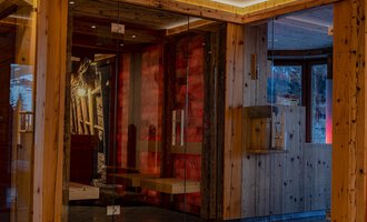 © IFA Hotel Alpenhof Wildental | Andreas Froschauer Ein moderner Empfangsbereich mit Holzelementen und großen Glasflächen. Die gemütliche Atmosphäre wird durch warmes Licht und geschmackvolle Dekorationen verstärkt. | © IFA Hotel Alpenhof Wildental | Andreas Froschauer