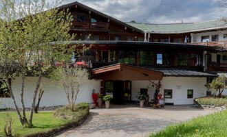 © IFA Hotel Alpenhof Wildental | Andreas Froschauer Ein charmantes Hotel mit einer einladenden Fassade und schönen Gärten. Die Umgebung ist grün und gepflegt, ideal für einen ruhigen Aufenthalt. | © IFA Hotel Alpenhof Wildental | Andreas Froschauer