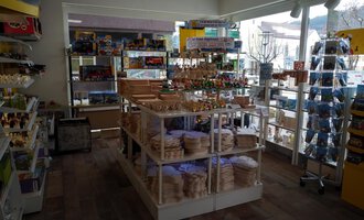 © Der Bunte Laden | Romana Volderauer Ein Geschäft mit Regalen voller Spielzeug und Souvenirs. Der Raum ist hell und freundlich, mit einem großen Fenster, das Licht hereinlässt. | © Der Bunte Laden | Romana Volderauer