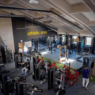 © Fitness Inform Oberstdorf Ein moderner Fitnessraum mit verschiedenen Trainingsgeräten. Die Atmosphäre ist hell und einladend, ideal für sportliche Aktivitäten. | © Fitness Inform Oberstdorf