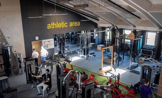 © Fitness Inform Oberstdorf Ein moderner Fitnessraum mit verschiedenen Trainingsgeräten. Die Atmosphäre ist hell und einladend, ideal für sportliche Aktivitäten. | © Fitness Inform Oberstdorf