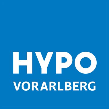 Ein einfaches, hellblaues Logo mit der Aufschrift "HYPO VORARLBERG" in großen weißen Buchstaben. Das Design ist modern und minimalistisch. | © Hypo Vorarlberg Kleinwalsertal Logo