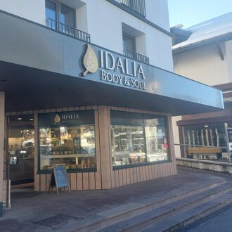 © IDALIA | S. Lorenz A store with the sign "IDALIA BODY & SOUL" is visible. It is designed in a modern style and has large windows that provide a view inside. | © IDALIA | S. Lorenz