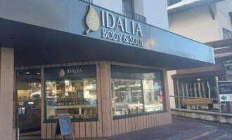 © IDALIA | S. Lorenz A store with the sign "IDALIA BODY & SOUL" is visible. It is designed in a modern style and has large windows that provide a view inside. | © IDALIA | S. Lorenz