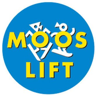 Ein rundes Logo mit dem Text „MOOS LIFT“ in gelben Buchstaben auf blauem Hintergrund. Verschiedene stilisierte Figuren sind ebenfalls dargestellt.