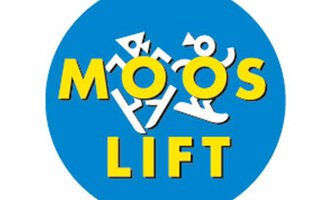 Ein rundes Logo mit dem Text „MOOS LIFT“ in gelben Buchstaben auf blauem Hintergrund. Verschiedene stilisierte Figuren sind ebenfalls dargestellt.