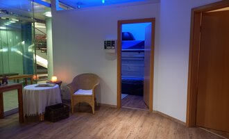 © Schönzeit | Sebastian Riezler A quiet room with warm light and a wooden floor. There is a table and a chair that create a cozy atmosphere. | © Schönzeit | Sebastian Riezler