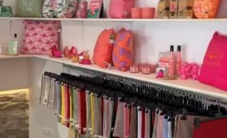 © Herzstichle | Ninja Matt Ein bunt eingerichteter Laden mit Kissen und Wohnaccessoires in verschiedenen Rottönen. Die Regale sind ordentlich angeordnet und bieten eine freundliche Atmosphäre. | © Herzstichle | Ninja Matt