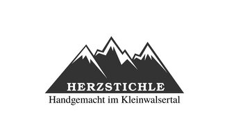 © Herzstichle Mittelberg Logo Ein schlichtes Logo mit Bergsilhouetten. Der Text "HERZSTICHELE" steht für handgemachte Produkte aus dem Kleinwalsertal. | © Herzstichle Mittelberg Logo
