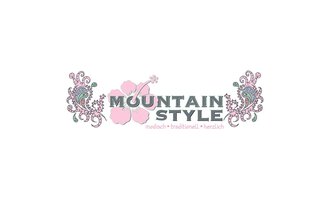 © mountain_styleV2_rosa Logo Ein kreatives Logo mit dem Text "MOUNTAIN STYLE". Die Gestaltung ist modisch und traditionell mit floralen Mustern. | © mountain_styleV2_rosa Logo