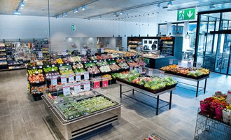 A modern supermarket with fresh fruits and vegetables. The shelves are well-organized and invite shopping. | © MPREIS Warenvertriebs GmbH