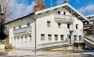 © Polizeiinspektion Kleinwalsertal | C. Zwerger A modern, three-story building with white walls and green windows. It is located in a quiet environment with light snowfall. | © Polizeiinspektion Kleinwalsertal | C. Zwerger