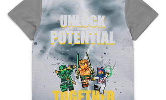 Ein graues T-Shirt mit einem bunten Druck von drei Figuren. Darauf steht der Text "UNLOCK POTENTIAL TOGETHER".