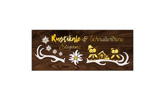 © Rustikale Eleganz Logo Eine kreative Grafik mit dem Text "Rustikale & Schnullertrine" in eleganter Schrift. Darunter sind stilisierte Eulen und Blumen auf einem holzähnlichen Hintergrund abgebildet. | © Rustikale Eleganz Logo