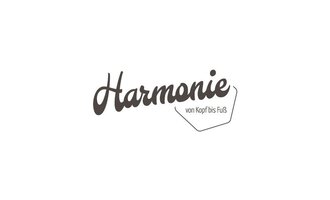 Ein stilvolles Logo mit dem Schriftzug „Harmonie“ in einer geschwungenen Schrift. Darunter steht „von Kopf bis Fuß“ in schlichter Schrift. | © Salon Harmonie von Kopf bis Fuß Logo