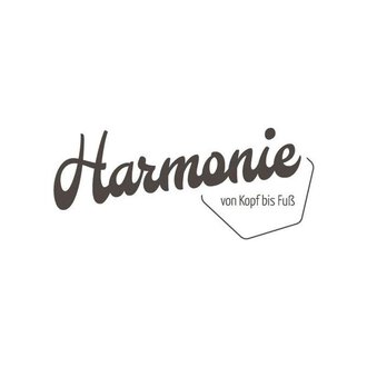 Das Bild zeigt das Wort "Harmonie" in einer stilvollen Schriftart. Darunter steht "von Kopf bis Fuß" in einfacher Schrift. | © Salon Harmonie von Kopf bis Fuß Logo