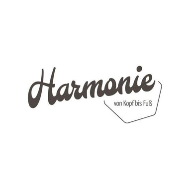 Das Bild zeigt das Wort "Harmonie" in einer stilvollen Schriftart. Darunter steht "von Kopf bis Fuß" in einfacher Schrift. | © Salon Harmonie von Kopf bis Fuß Logo