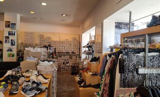 © Schuhhaus Schuster | Marietta Diehl Ein Geschäft mit verschiedenen Schuhen und Kleidung. Die Regale sind voll mit Schuhkartons und die Atmosphäre wirkt freundlich und einladend. | © Schuhhaus Schuster | Marietta Diehl