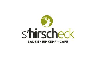 Ein Logo mit dem Namen "s'hirscheck", das die Wörter "LADEN", "EINKEHR" und "CAFÉ" umfasst. Es zeigt ein stilisiertes Geweih über einem grünen Hintergrund. | © s´Hirscheck Logo