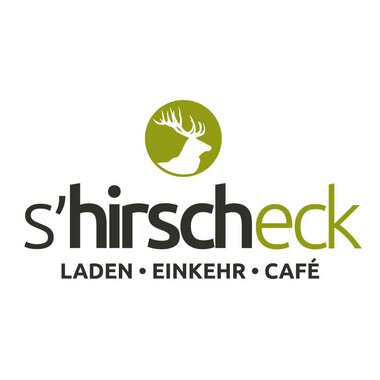 Ein Logo mit dem Namen "s'hirscheck", das die Wörter "LADEN", "EINKEHR" und "CAFÉ" umfasst. Es zeigt ein stilisiertes Geweih über einem grünen Hintergrund. | © s´Hirscheck Logo