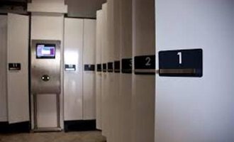 Ein moderner Lagerraum mit weißen Schränken und einer digitalen Steuerungseinheit. Schrank Nummer 1 ist im Vordergrund deutlich sichtbar. | © Sport Pauli GmbH